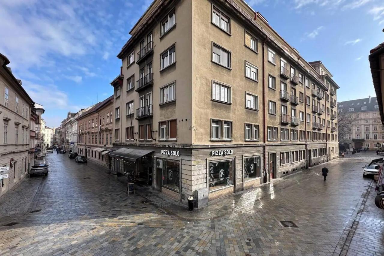 Extralarge Queen Room In The Heart Of Bratislava With Terrace Bagian luar foto