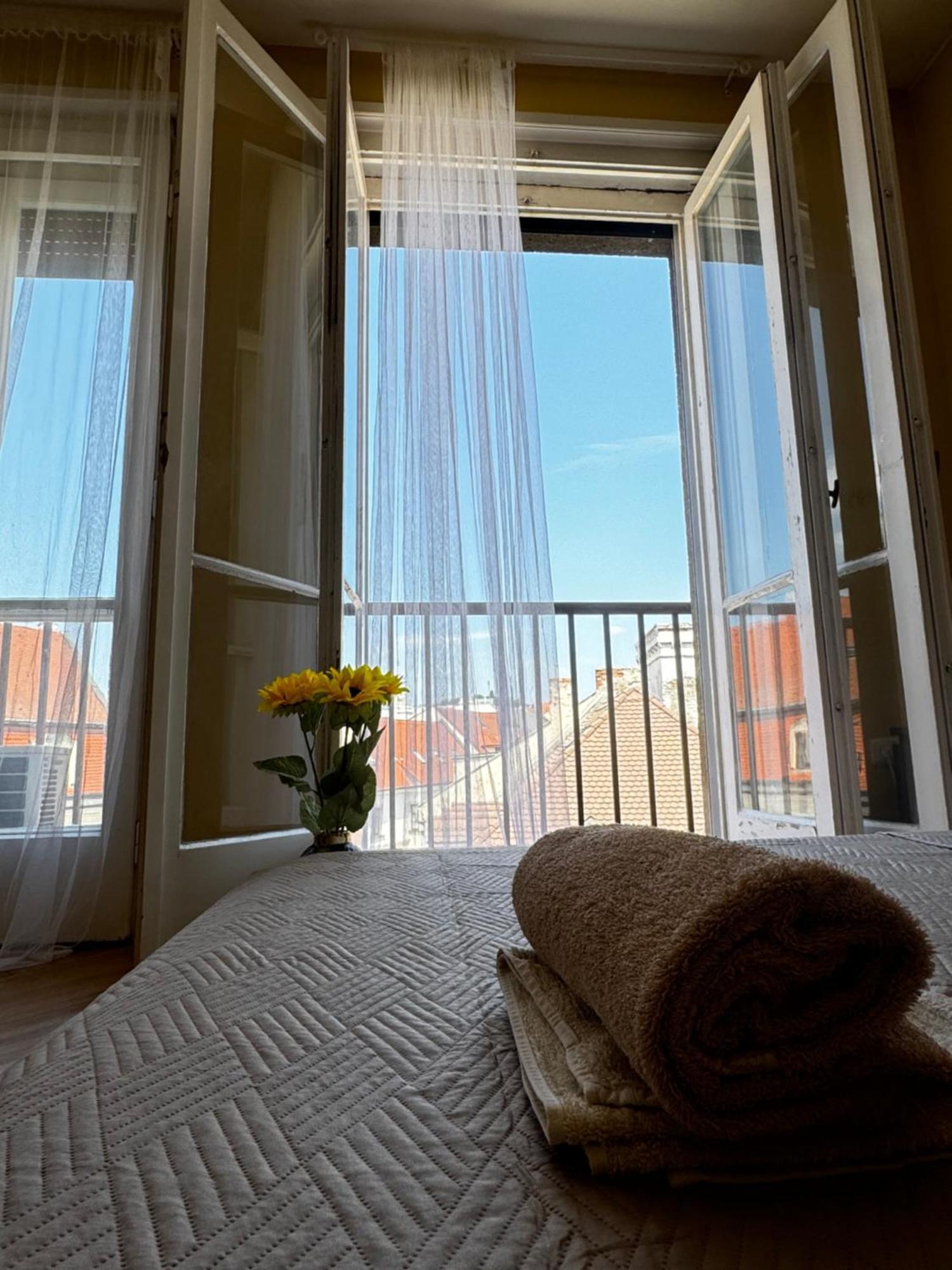 Extralarge Queen Room In The Heart Of Bratislava With Terrace Bagian luar foto