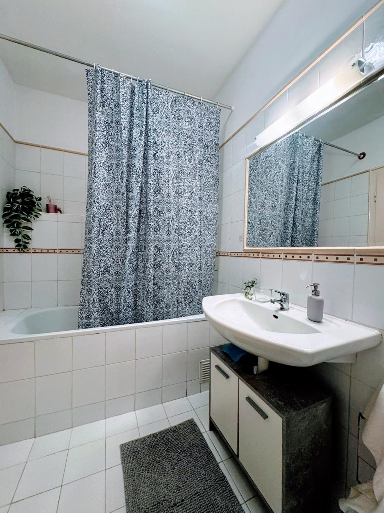 Extralarge Queen Room In The Heart Of Bratislava With Terrace Bagian luar foto